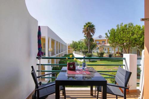 une table et des chaises sur le balcon d'une maison dans l'établissement T2 Encosta São José by Gabi Miguel, à Guia