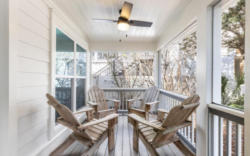 Et opholdsområde på Brothers Beach Bungalow by Oversee 30A