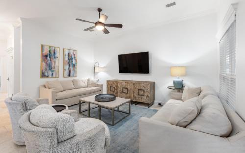 Et tv og/eller underholdning på Brothers Beach Bungalow by Oversee 30A