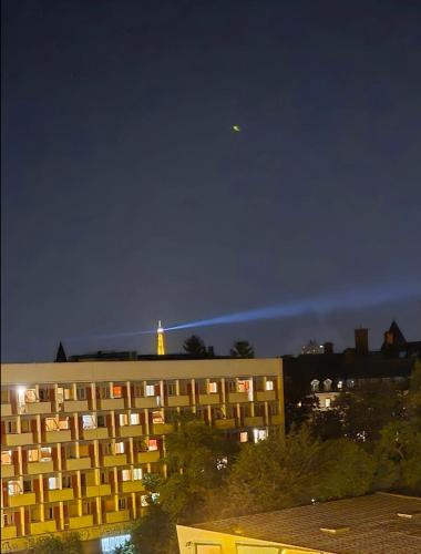 un bâtiment la nuit avec une lune dans le ciel dans l'établissement Marvellous Studio Paris 14, à Gentilly