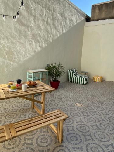 d'une terrasse avec une table en bois et un banc. dans l'établissement Appartement avec terrasse authentique à Marseille, à Marseille