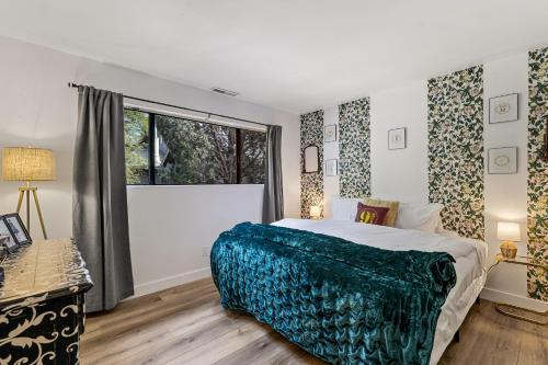 ein Schlafzimmer mit großem Bett und Fenster in der Unterkunft Harry Potters Hideaway- Walking distance to golf course, food, coffee, shops, ice cream, athletic club and more! in East Flagstaff