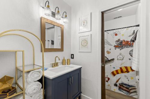 ein Badezimmer mit Waschbecken und Spiegel in der Unterkunft Harry Potters Hideaway- Walking distance to golf course, food, coffee, shops, ice cream, athletic club and more! in East Flagstaff
