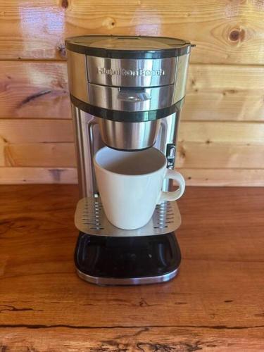 Kemudahan buat kopi dan teh di Tranquil Modern Farm Cabin