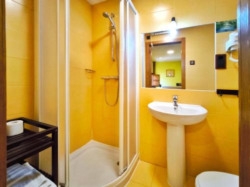 un baño con lavabo y ducha en Hospedaje La Judería, en Segovia