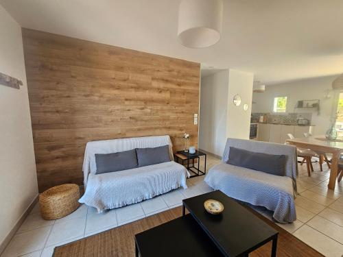 un salon avec deux lits et une table dans l'établissement Charmante Maison à 500m de la plage, à La Tranche-sur-Mer