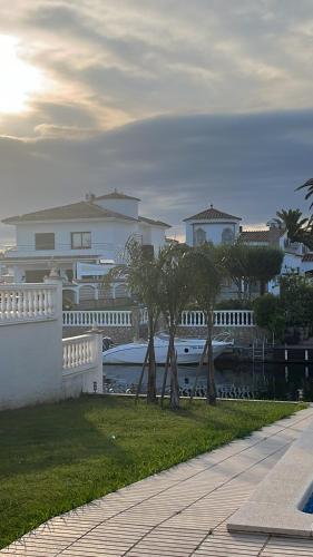 'Casa Empuria' Luxury pool house by the canal with jetty