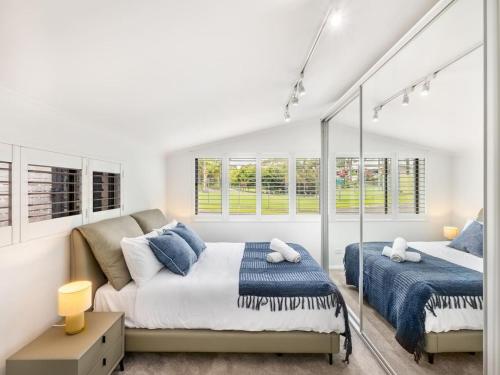 Una cama o camas en una habitación de Riverfront Oasis Spacious 5BR Luxury w 10m Pool