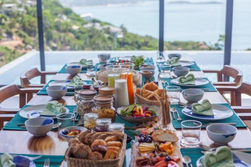 een tafel met een blauwe tafeldoek met voedsel erop bij Villa Keeree Tara in Koh Samui 