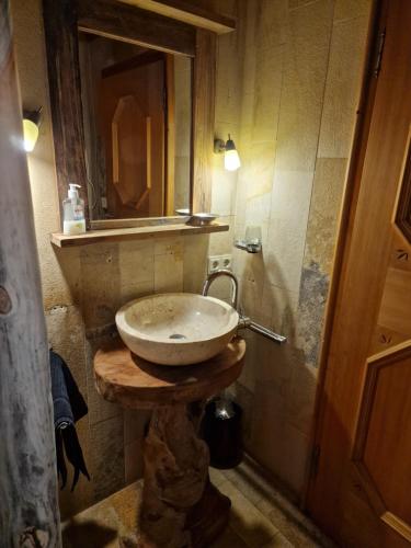 a bathroom with a sink and a mirror at Perfektes Alpenrefugium mit Hüttencharacter in Oberammergau