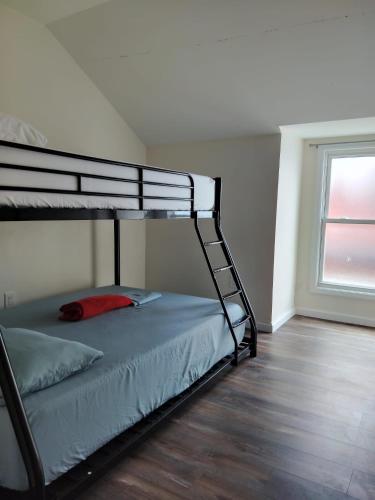 ジャージー・シティーにあるNYC HomeBnBの窓付きの部屋の二段ベッド1台分です。