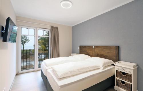 une chambre avec un grand lit et une fenêtre dans l'établissement Meerblick-Apartment 62, à Boltenhagen