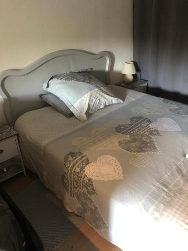 Postel nebo postele na pokoji v ubytování Charmant studio dans maison privée