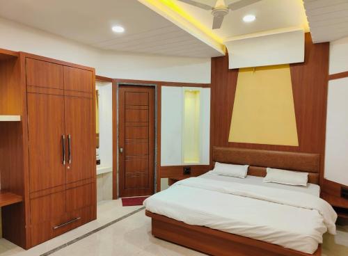 Postel nebo postele na pokoji v ubytování Krishnam Resort