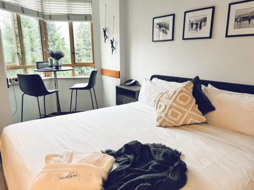 Una cama o camas en una habitación de Cascade by Elevate Vacations