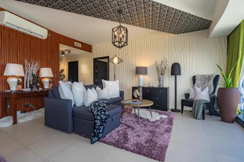 Ruang duduk di Glamorous Luxury 2 Bedroom Apartment in Aeon Towers I Panoramic Views I Free Wi-fi, Gym and Pool I by Bleuspace