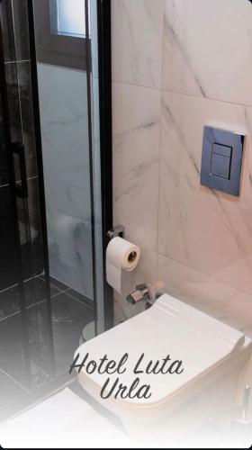 Bilik mandi di Hotelluta