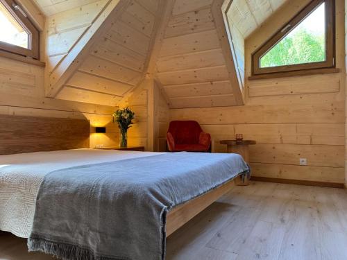 Postel nebo postele na pokoji v ubytování Brzozowa Chata - z prywatnym Jacuzzi i wspaniałym ogrodem - by SpaceApart