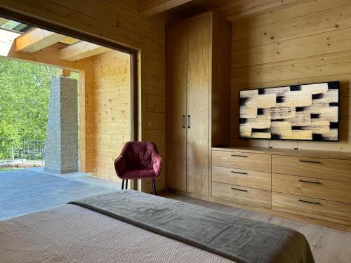 Postel nebo postele na pokoji v ubytování Brzozowa Chata - z prywatnym Jacuzzi i wspaniałym ogrodem - by SpaceApart