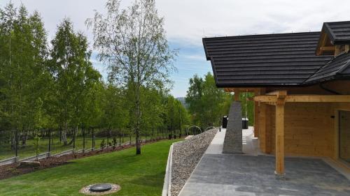 Zahrada ubytování Brzozowa Chata - z prywatnym Jacuzzi i wspaniałym ogrodem - by SpaceApart