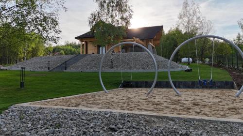 Zahrada ubytování Brzozowa Chata - z prywatnym Jacuzzi i wspaniałym ogrodem - by SpaceApart