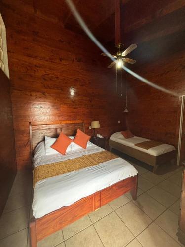 a bedroom with a bed and a ceiling fan at Hotel Bosque Verde Lodge in Monteverde Costa Rica