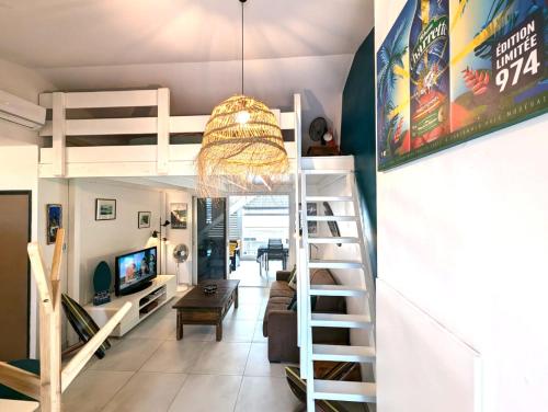a room with a loft bed and a living room at Le Zanlik - Rare, 100m du Lagon, Hypercentre Saint-Leu in Saint-Leu