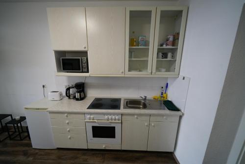 Dapur atau dapur kecil di Gemütliche Suite im Erdgeschoss - WLAN