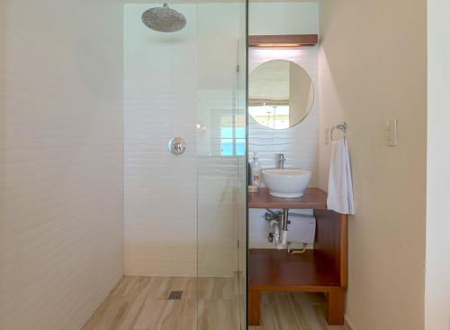 Et badeværelse på Ocean Plaza by Zamá Homes