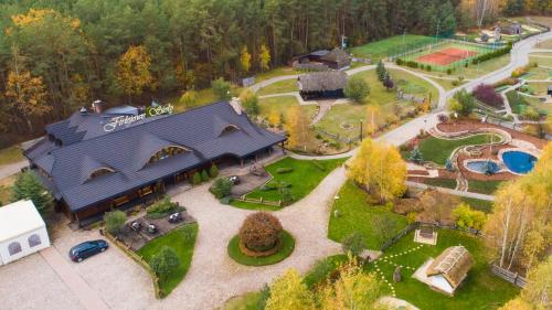 an aerial view of a large house with a garden at Kompleks rekreacyjno- hotelowo-wypoczynkowy FIRLEJOWE SIOŁO in Karolina