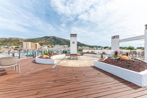 a patio with a table and chairs on a roof at Hotel Rober Palas in Albir