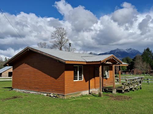 プコンにあるMansión Carhuelloの山を背景にした小屋