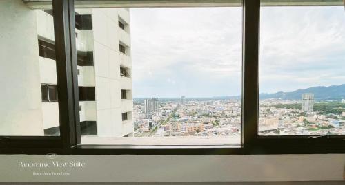 宋卡Panoramic View Suite的从窗户看到的城市景色