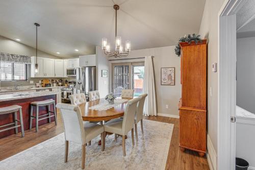 Η κουζίνα ή μικρή κουζίνα στο Rapid City Duplex 26 Mi to Mount Rushmore!