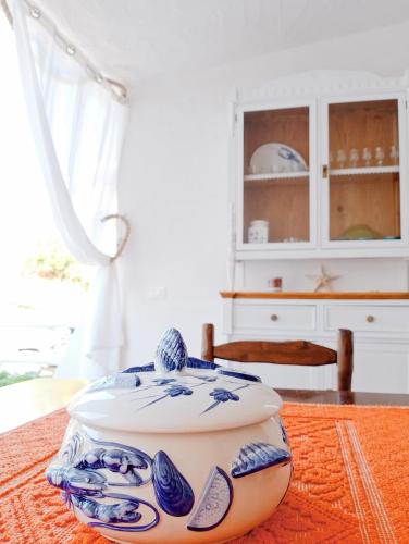 a blue and white bowl sitting on a table at Villa Anna 300 m dal mare in Torre delle Stelle