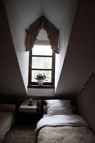 a bedroom with a small window with a bed in it at Kompleks rekreacyjno- hotelowo-wypoczynkowy FIRLEJOWE SIOŁO in Karolina