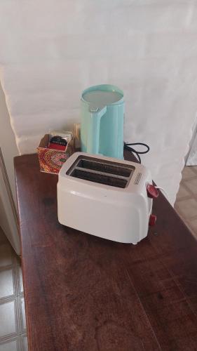 een broodrooster op een houten tafel bij CASA TILO con pileta exclusiva in Mina Clavero