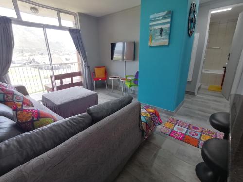 TV a/nebo společenská místnost v ubytování Muizenberg Mountain View Apartment