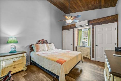 Postel nebo postele na pokoji v ubytování Tranquil Suite with Porch Less Than 2 Mi to Cedar Lakes!