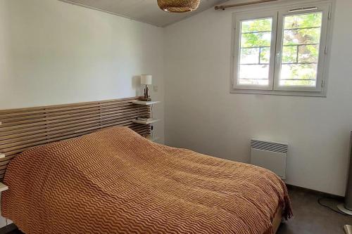 une chambre avec un lit et une fenêtre dans l'établissement Villa 250 m plage 6 personnes La Villanat, à Sérignan