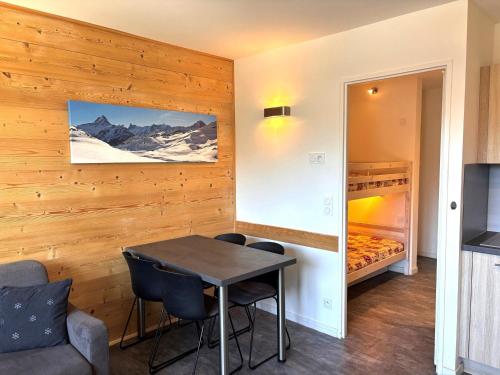 une pièce avec une table, des chaises et un lit dans l'établissement Studio rénové au coeur de la station avec balcon sud, proche commerces et remontées mécaniques - FR-1-634-31, à Avoriaz
