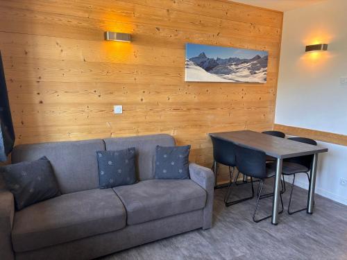un salon avec un canapé et une table dans l'établissement Studio rénové au coeur de la station avec balcon sud, proche commerces et remontées mécaniques - FR-1-634-31, à Avoriaz
