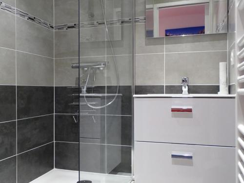 une salle de bain avec douche et lavabo dans l'établissement Studio rénové au coeur de la station avec balcon sud, proche commerces et remontées mécaniques - FR-1-634-31, à Avoriaz