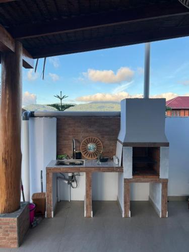 Balkoni atau teres di villa Elfame Lokon