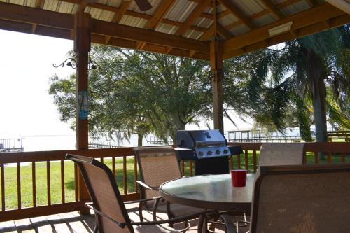 En balkon eller terrasse på Lake Placid Retreat