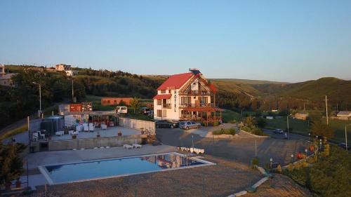 Bazén v ubytování Aphra Hotel Tbilisi nebo v jeho okolí