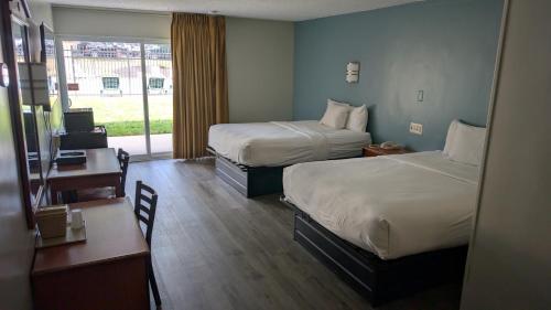 Postel nebo postele na pokoji v ubytování Crystal Inn - Neptune