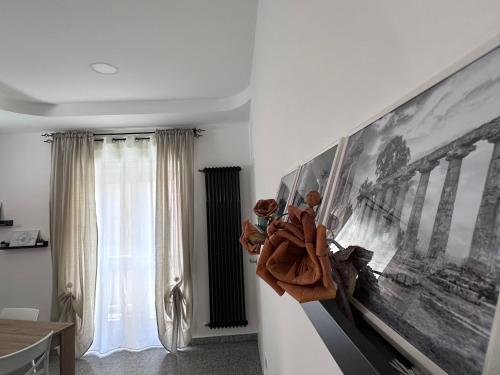 a living room with a large painting on the wall at Daisy White in Bernalda