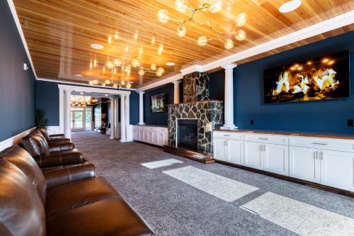 a living room with a couch and a fireplace at Stone Park Ellsworth-Bar Harbor in Ellsworth