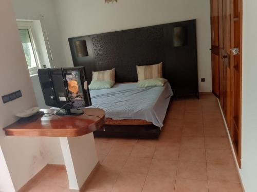 Una cama o camas en una habitación de شاطئ الصخيرات